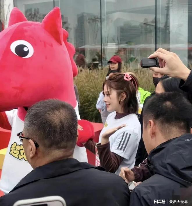 吴艳妮现身上海参加起跑节场面火爆到寸步难行纷纷围堵着拍照(图2)