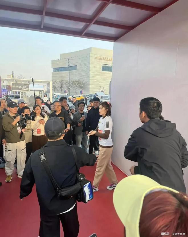 吴艳妮现身上海参加起跑节场面火爆到寸步难行纷纷围堵着拍照(图3)