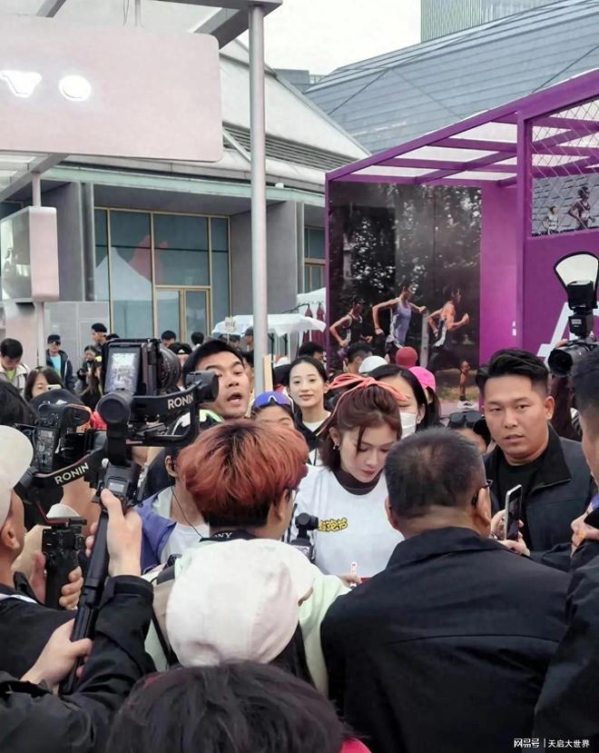 吴艳妮现身上海参加起跑节场面火爆到寸步难行纷纷围堵着拍照(图1)