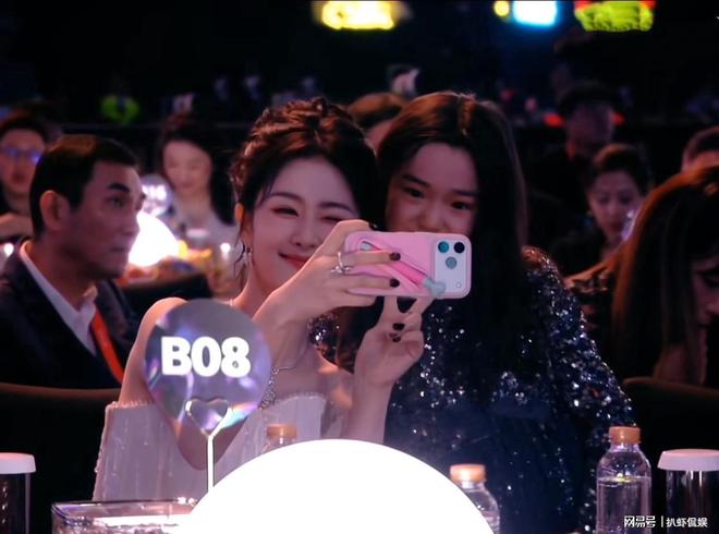 尖叫之夜小酒窝成团宠杨幂白鹿与其合照董璇亲自为女儿拍照(图5)