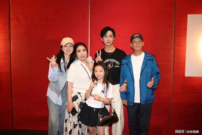 尖叫之夜小酒窝成团宠杨幂白鹿与其合照董璇亲自为女儿拍照(图8)