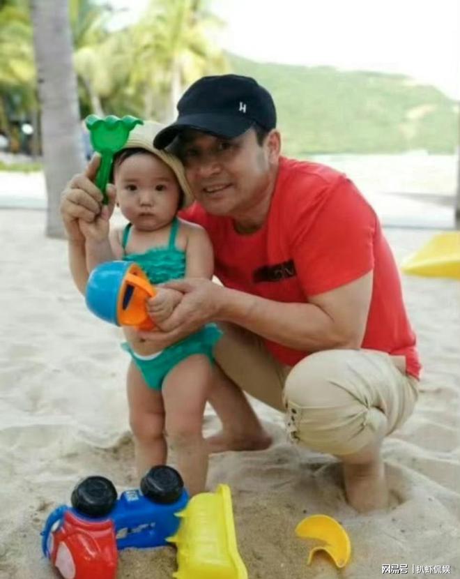 尖叫之夜小酒窝成团宠杨幂白鹿与其合照董璇亲自为女儿拍照(图3)