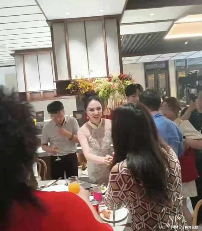 尖叫之夜小酒窝成团宠杨幂白鹿与其合照董璇亲自为女儿拍照(图7)