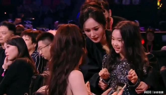 尖叫之夜小酒窝成团宠杨幂白鹿与其合照董璇亲自为女儿拍照(图2)