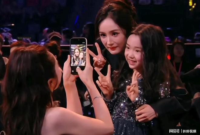 尖叫之夜小酒窝成团宠杨幂白鹿与其合照董璇亲自为女儿拍照(图1)