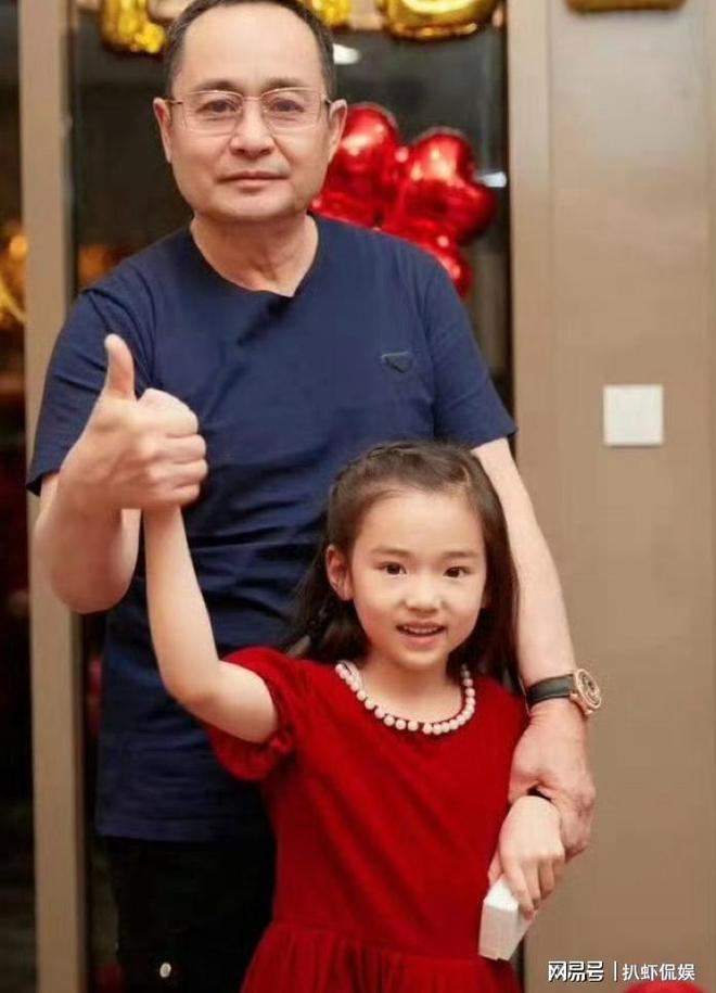 尖叫之夜小酒窝成团宠杨幂白鹿与其合照董璇亲自为女儿拍照(图4)