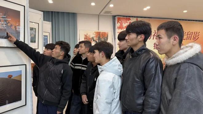 “胡杨礼赞·时光留影”美术摄影展走进沙雅县(图2)