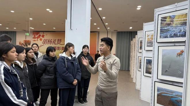 “胡杨礼赞·时光留影”美术摄影展走进沙雅县(图3)