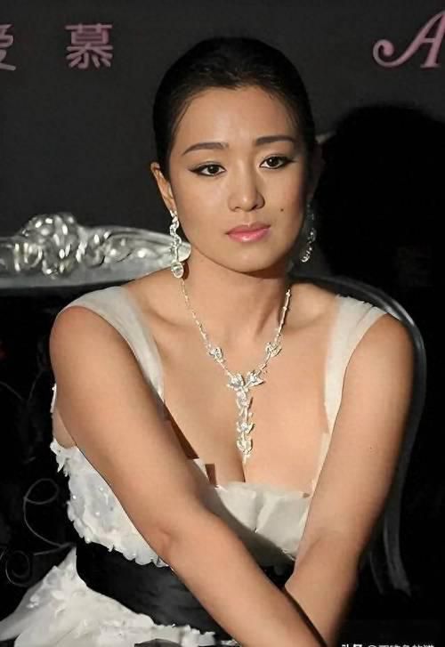 巩俐：墨绿丝绒裙稳站C位手握双奢代言这才是顶流天花板(图1)