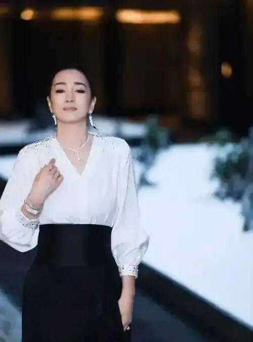 巩俐：墨绿丝绒裙稳站C位手握双奢代言这才是顶流天花板(图5)