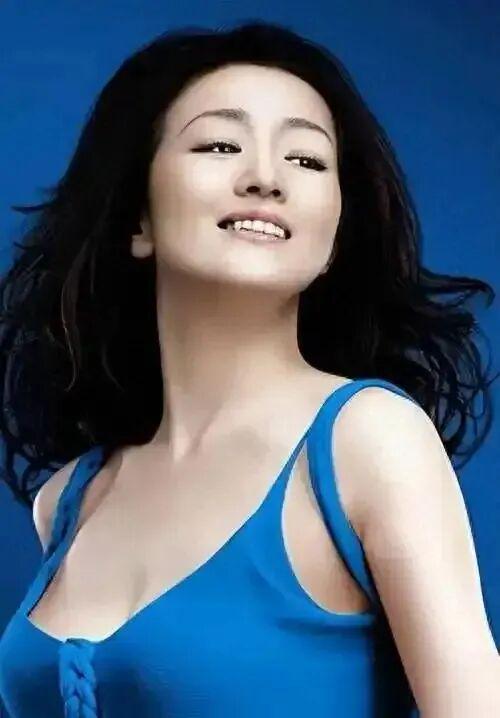 巩俐：墨绿丝绒裙稳站C位手握双奢代言这才是顶流天花板(图3)