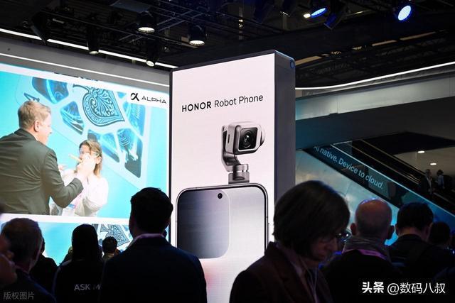 荣耀机器人手机火遍MWC！手机会自己“动”了拍照直播彻底革命(图1)