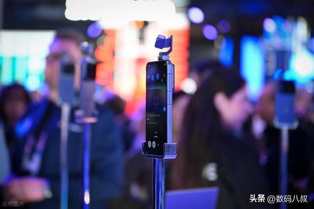 荣耀机器人手机火遍MWC！手机会自己“动”了拍照直播彻底革命(图2)