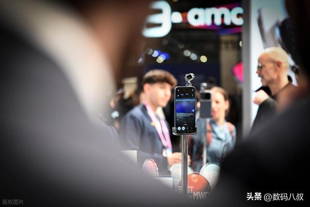 荣耀机器人手机火遍MWC！手机会自己“动”了拍照直播彻底革命(图4)