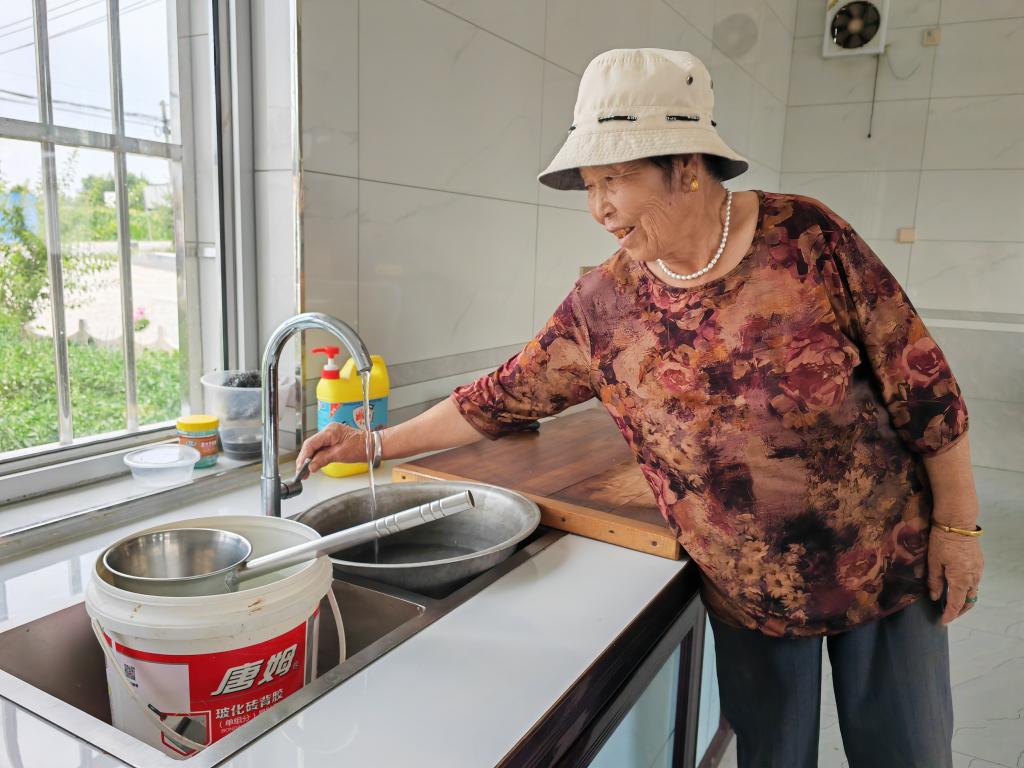 从“喊叫水”到自来水：中国西北农村女性拥抱用水自由(图1)