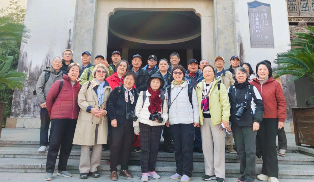 学校组织退休教职工摄影团开展“三看”活动(图1)