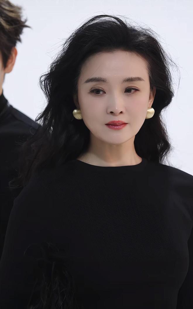 王艳晒拍摄花絮看着儿子满脸“亲妈笑”19岁球球高又帅读北大(图1)