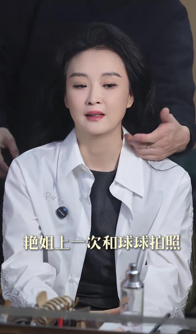 王艳晒拍摄花絮看着儿子满脸“亲妈笑”19岁球球高又帅读北大(图3)