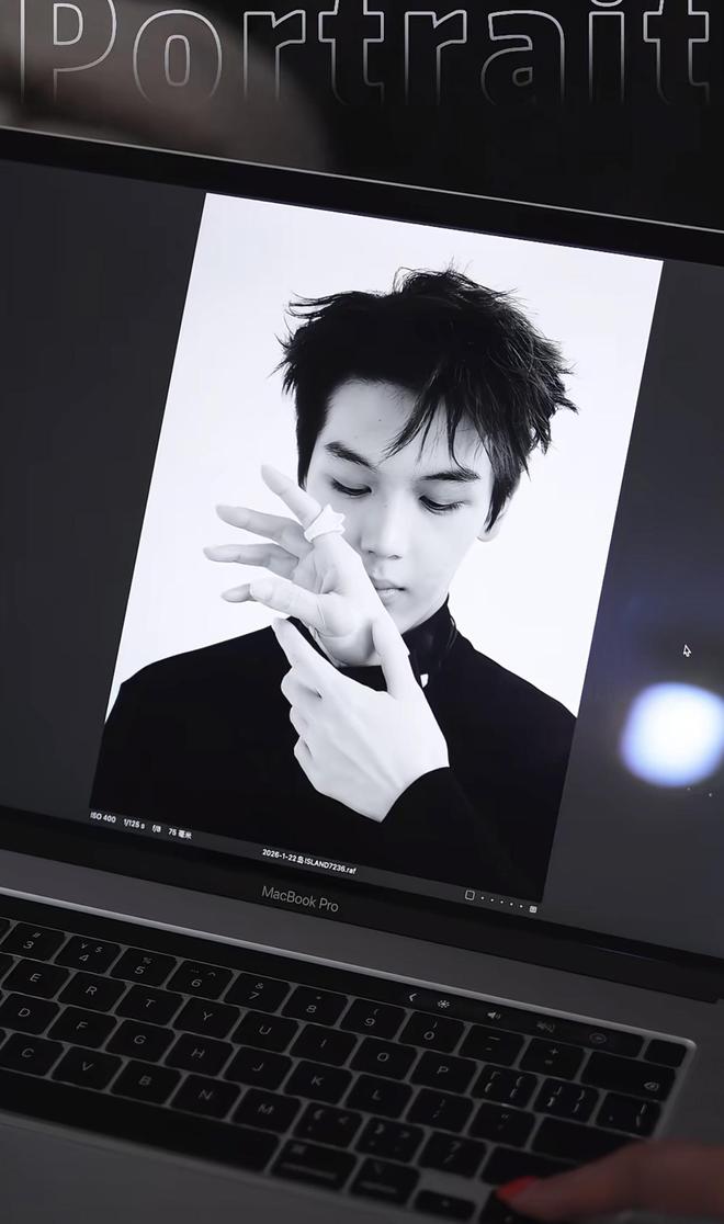 王艳晒拍摄花絮看着儿子满脸“亲妈笑”19岁球球高又帅读北大(图2)