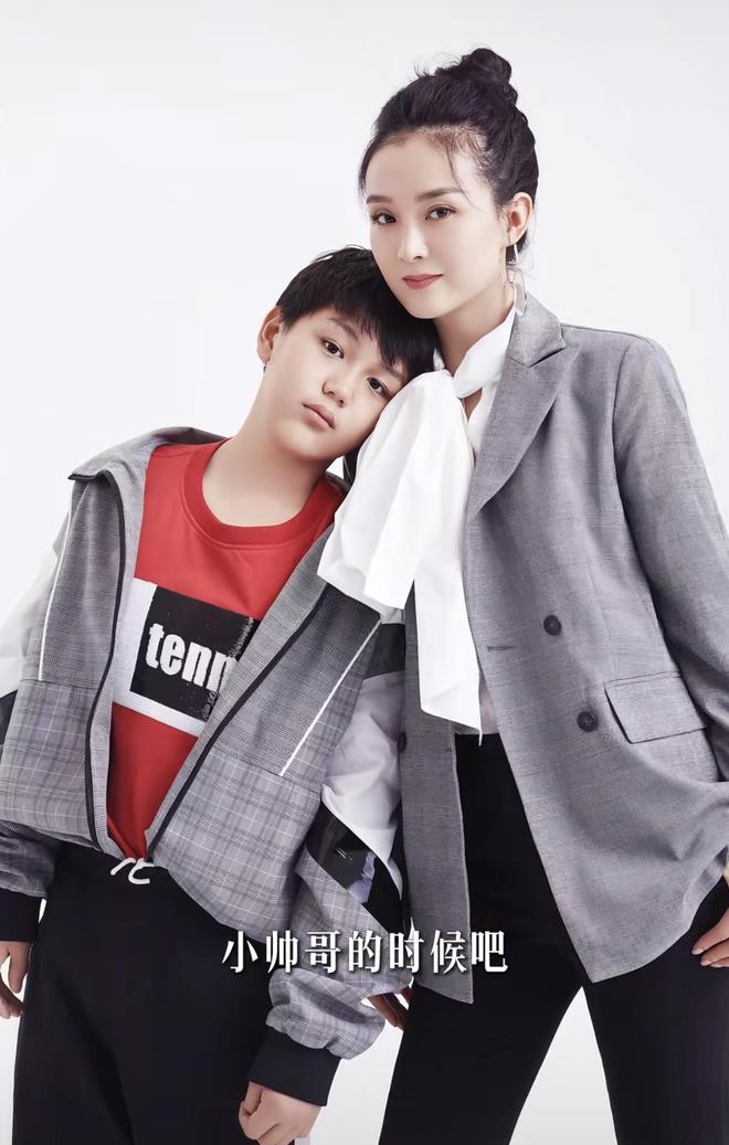 王艳晒拍摄花絮看着儿子满脸“亲妈笑”19岁球球高又帅读北大(图4)