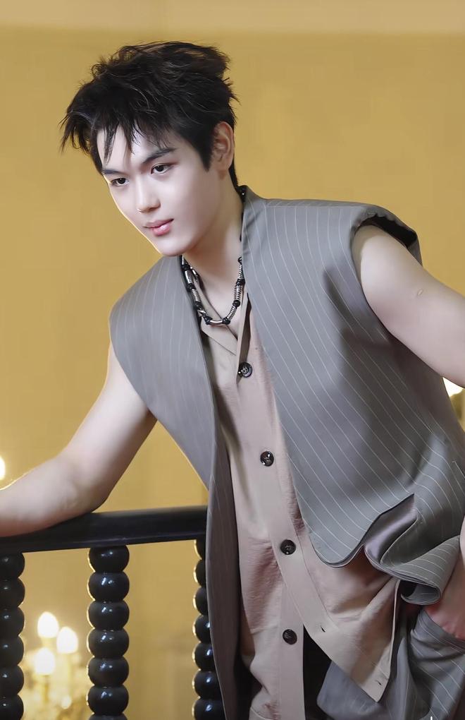 王艳晒拍摄花絮看着儿子满脸“亲妈笑”19岁球球高又帅读北大(图5)