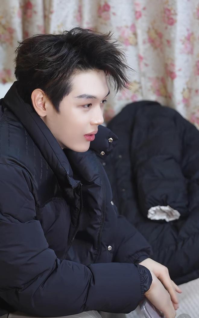 王艳晒拍摄花絮看着儿子满脸“亲妈笑”19岁球球高又帅读北大(图6)