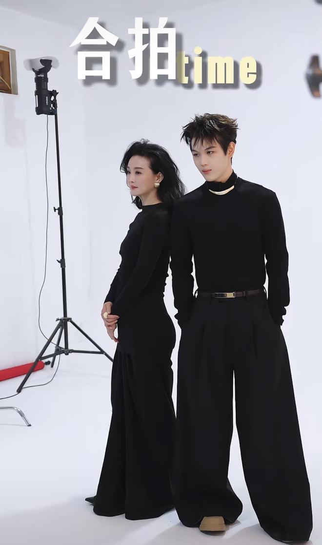 王艳晒拍摄花絮看着儿子满脸“亲妈笑”19岁球球高又帅读北大(图7)