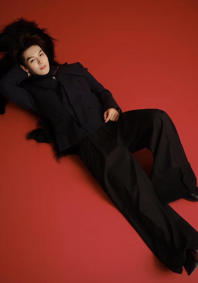 王艳晒拍摄花絮看着儿子满脸“亲妈笑”19岁球球高又帅读北大(图11)