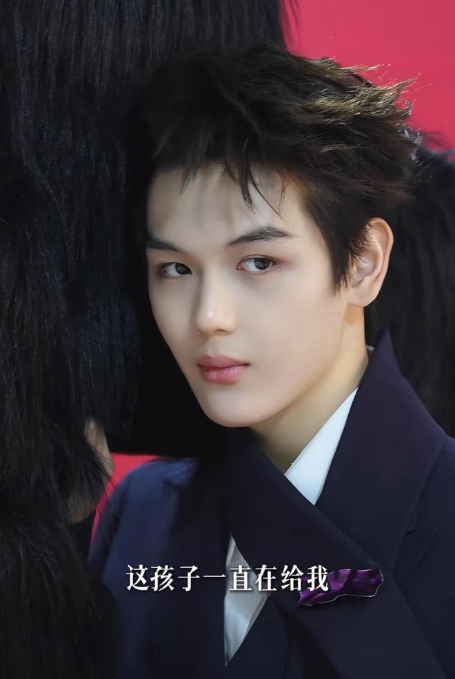 王艳晒拍摄花絮看着儿子满脸“亲妈笑”19岁球球高又帅读北大(图9)