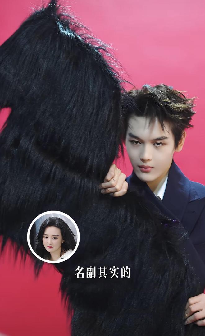 王艳晒拍摄花絮看着儿子满脸“亲妈笑”19岁球球高又帅读北大(图8)