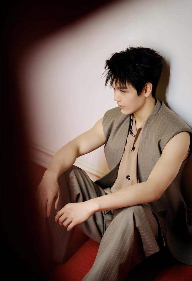 王艳晒拍摄花絮看着儿子满脸“亲妈笑”19岁球球高又帅读北大(图10)