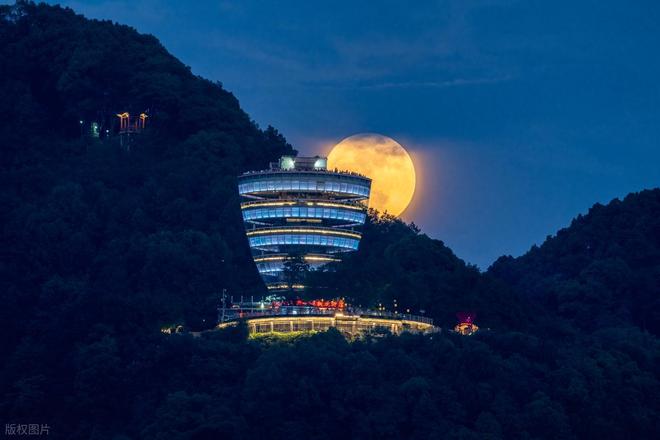 从假月亮到塑料人!影像算法内卷五年革了真实感的命(图3)