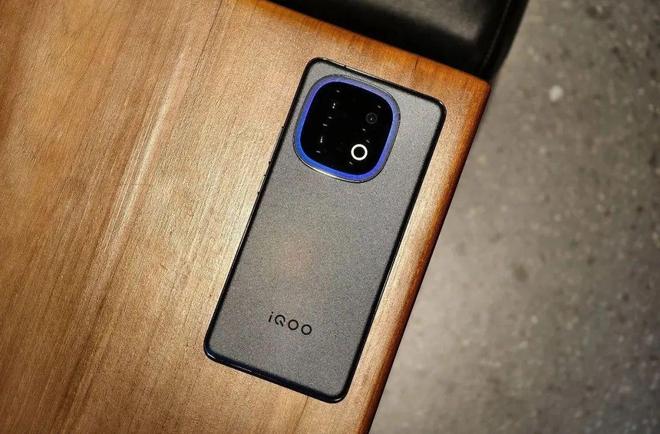 2024年终「值得买」的7款旗舰手机(图5)