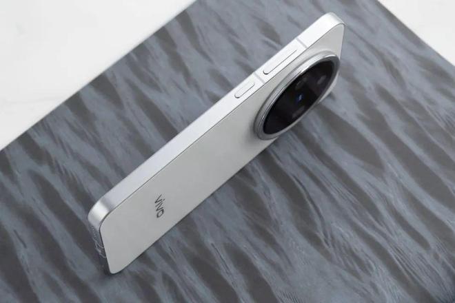 2024年终「值得买」的7款旗舰手机(图13)