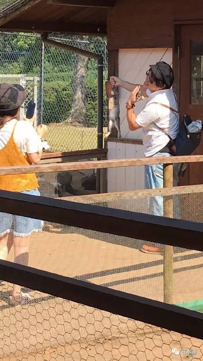 人肉他!!这对情侣拎着兔子耳朵拍照被日本网友狂喷(图5)