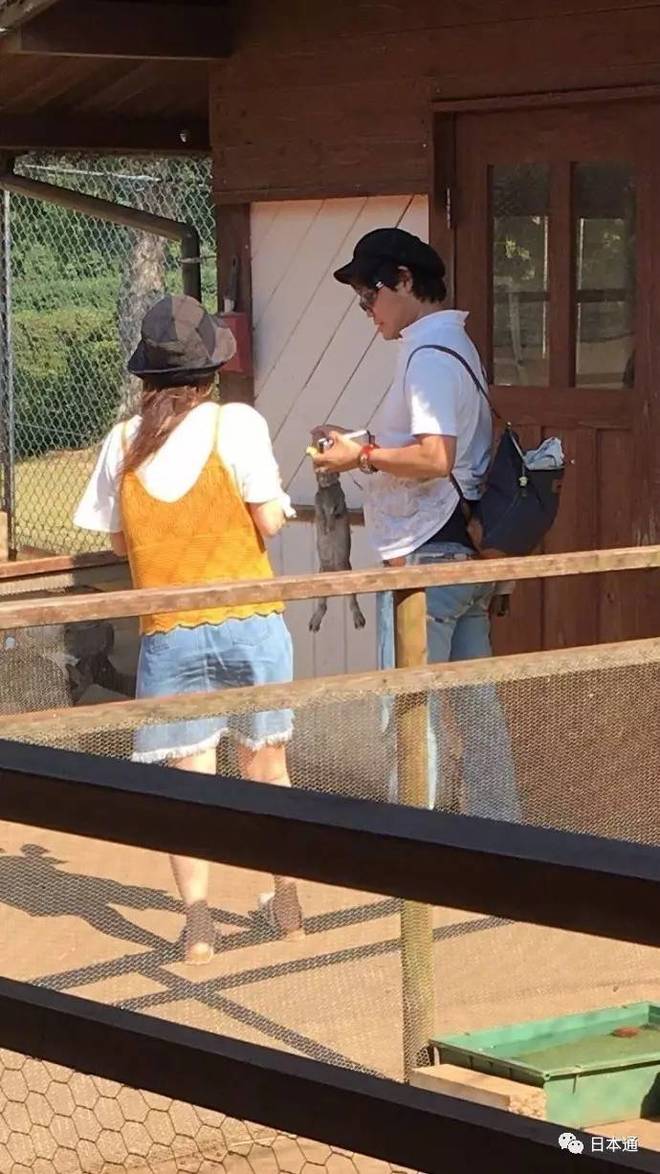 人肉他!!这对情侣拎着兔子耳朵拍照被日本网友狂喷(图4)